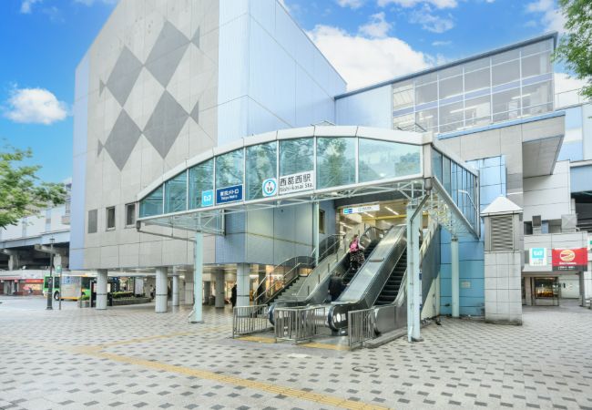 駅より徒歩4分の好立地で土曜の午後も診療